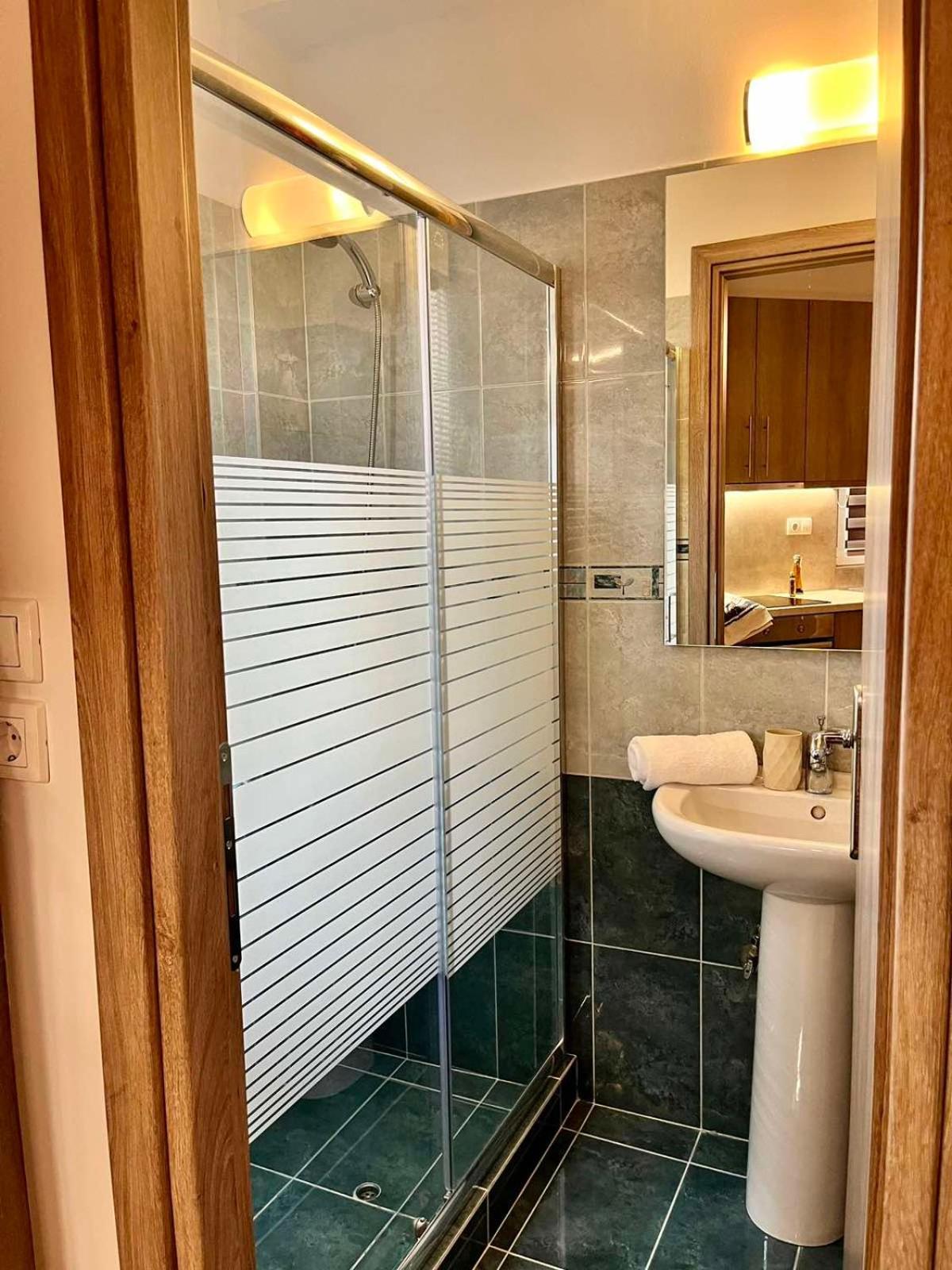 Lia'S Luxury Apartment - Near Airport Коропіон Екстер'єр фото